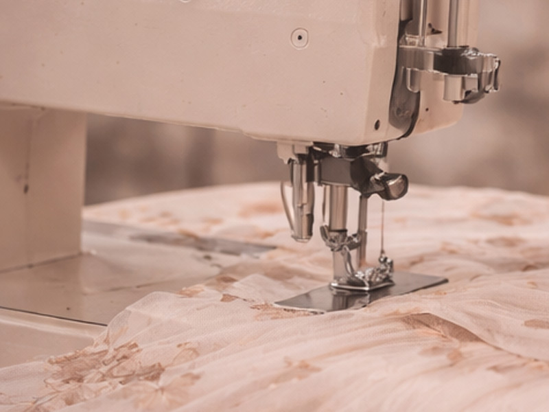 Resort Wear - costurera trabajando sobre tejido ligero